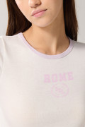 Camiseta crema college manga corta con contrastes lilas