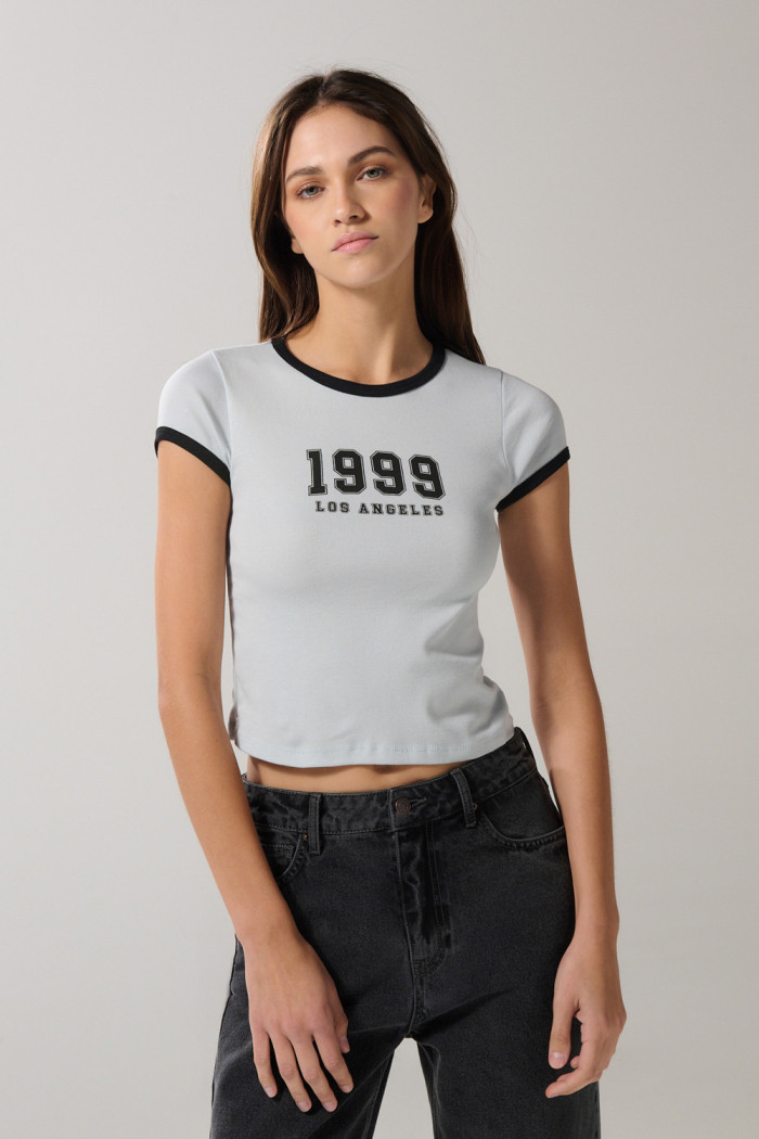 Camiseta college azul manga corta con contrastes negros