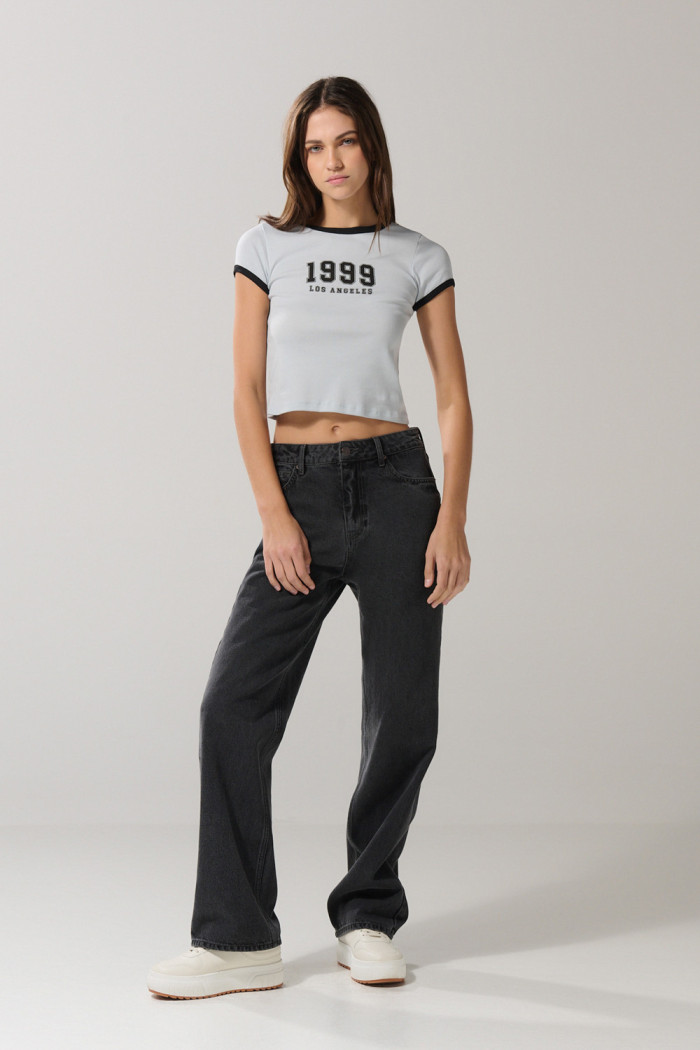 Camiseta college azul manga corta con contrastes negros