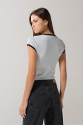 Camiseta college azul manga corta con contrastes negros