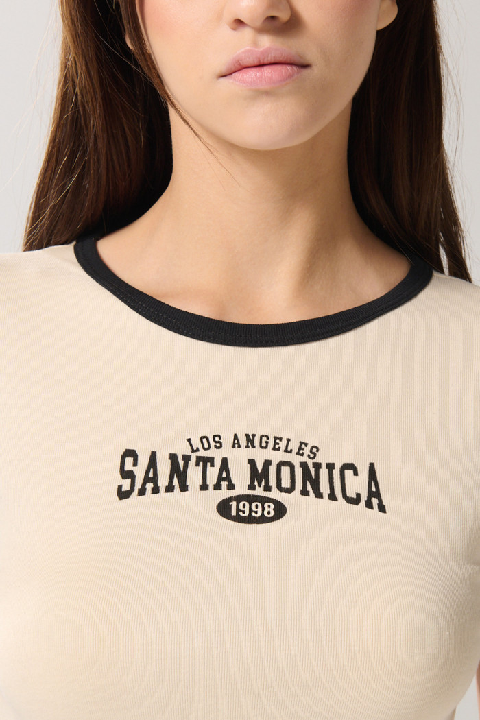 Camiseta manga corta kaki clara college con contrastes