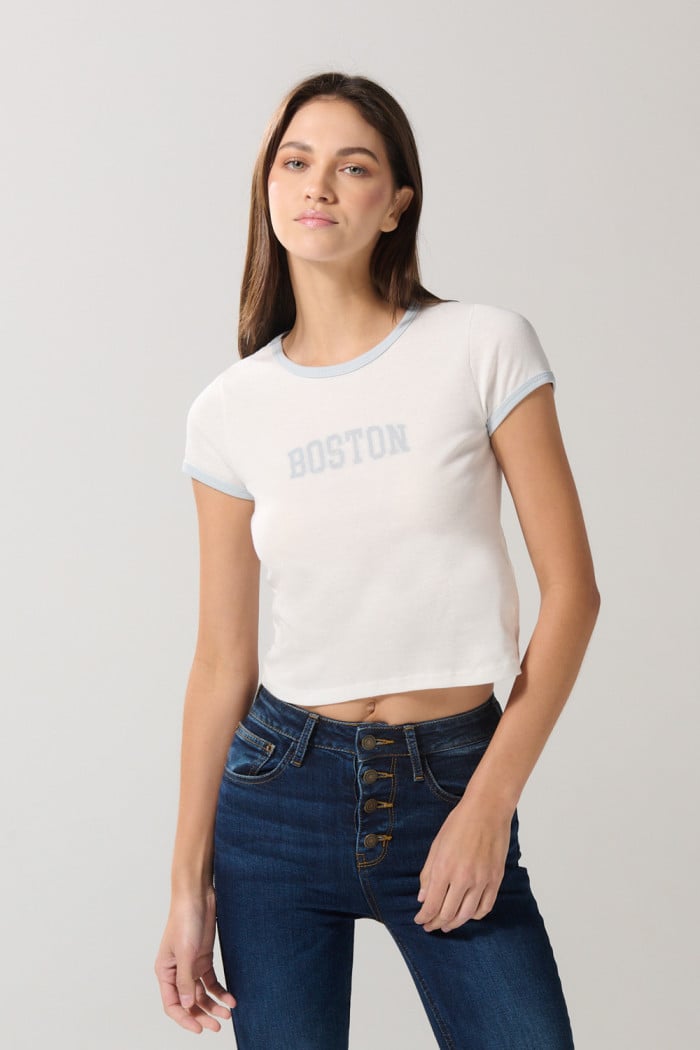 Camiseta crema con manga corta y contrastes college