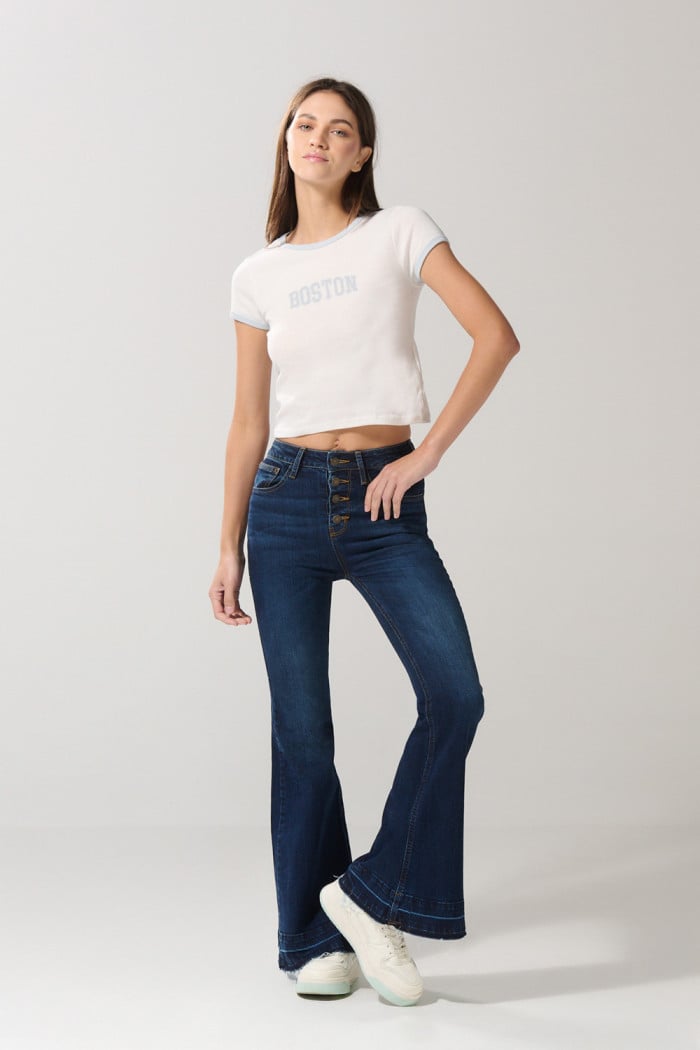 Camiseta crema con manga corta y contrastes college