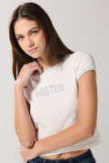 Camiseta crema con manga corta y contrastes college