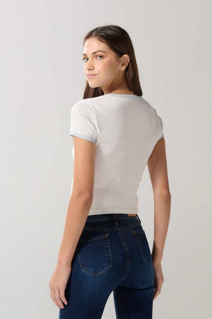 Camiseta crema con manga corta y contrastes college