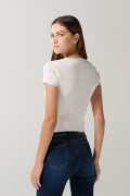 Camiseta crema con manga corta y contrastes college