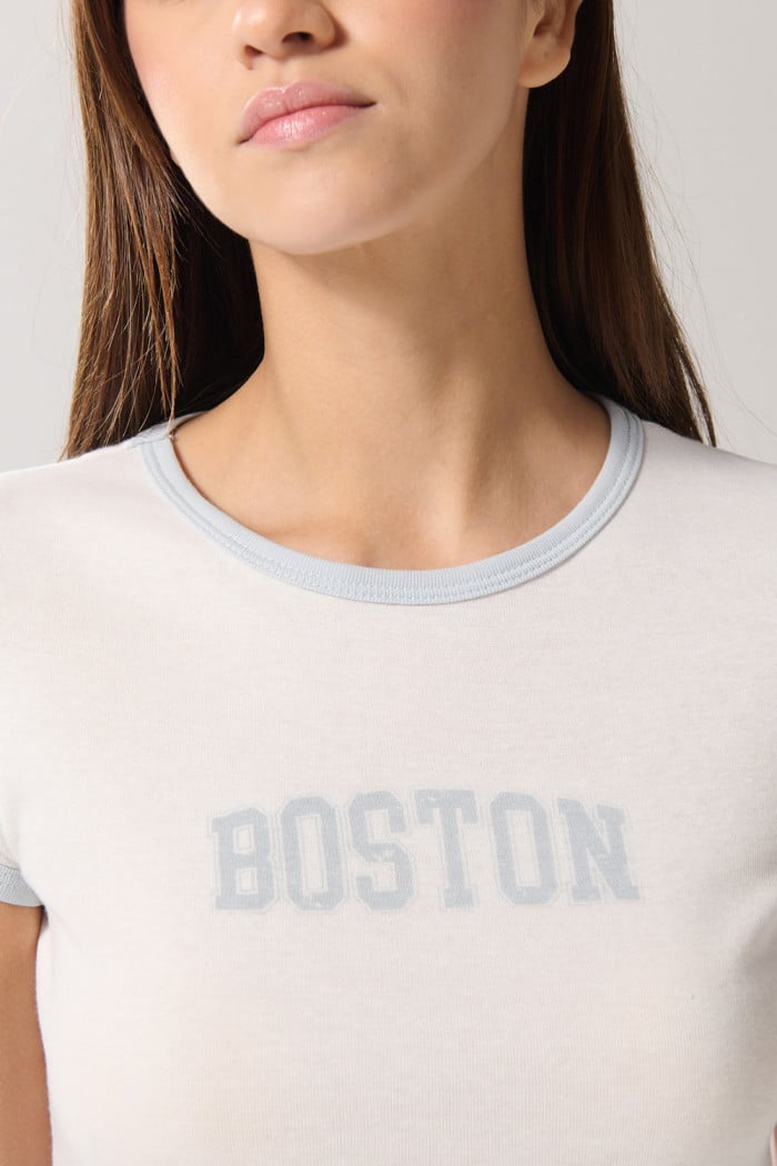 Camiseta crema con manga corta y contrastes college
