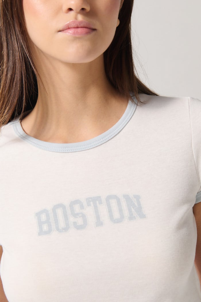 Camiseta crema con manga corta y contrastes college