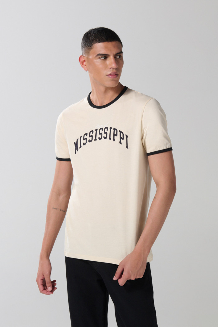 Camiseta college kaki con manga corta y contrastes