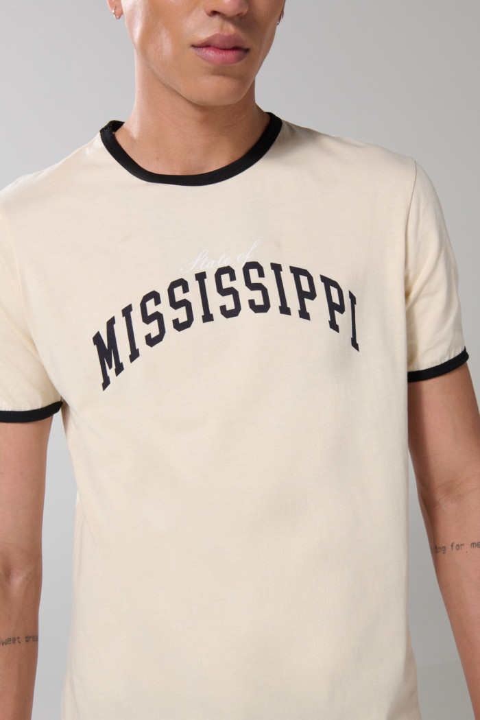 Camiseta college kaki con manga corta y contrastes