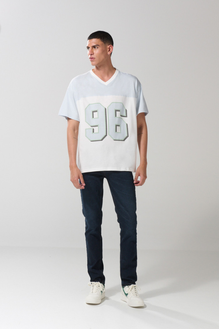 Camiseta cuello V oversize crema clara con arte college