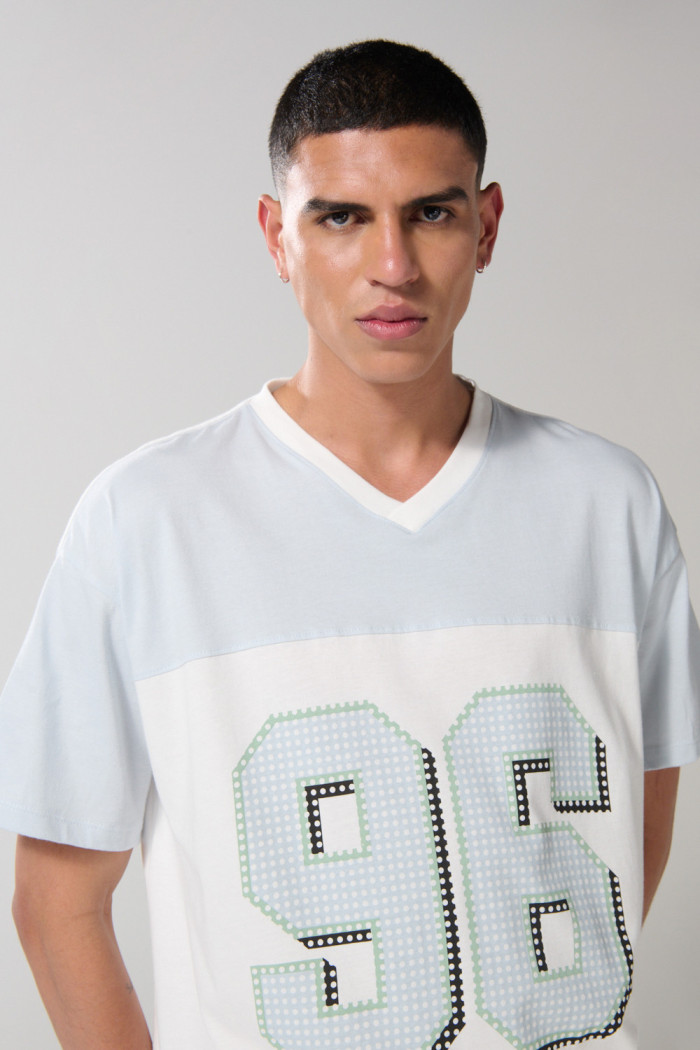 Camiseta cuello V oversize crema clara con arte college