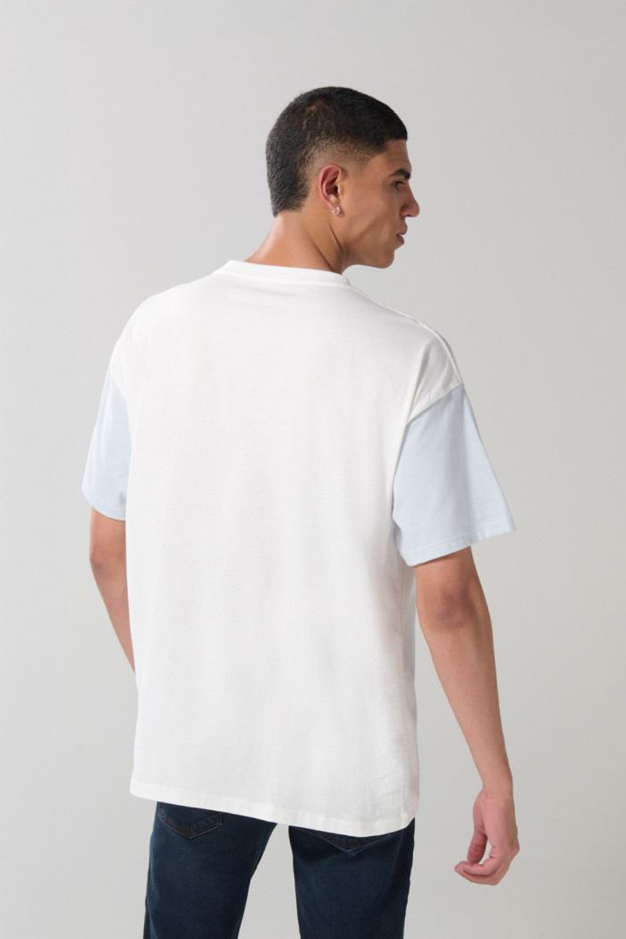 Camiseta cuello V oversize crema clara con arte college