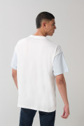 Camiseta cuello V oversize crema clara con arte college
