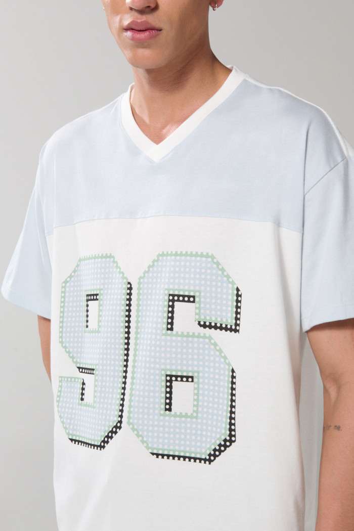 Camiseta cuello V oversize crema clara con arte college