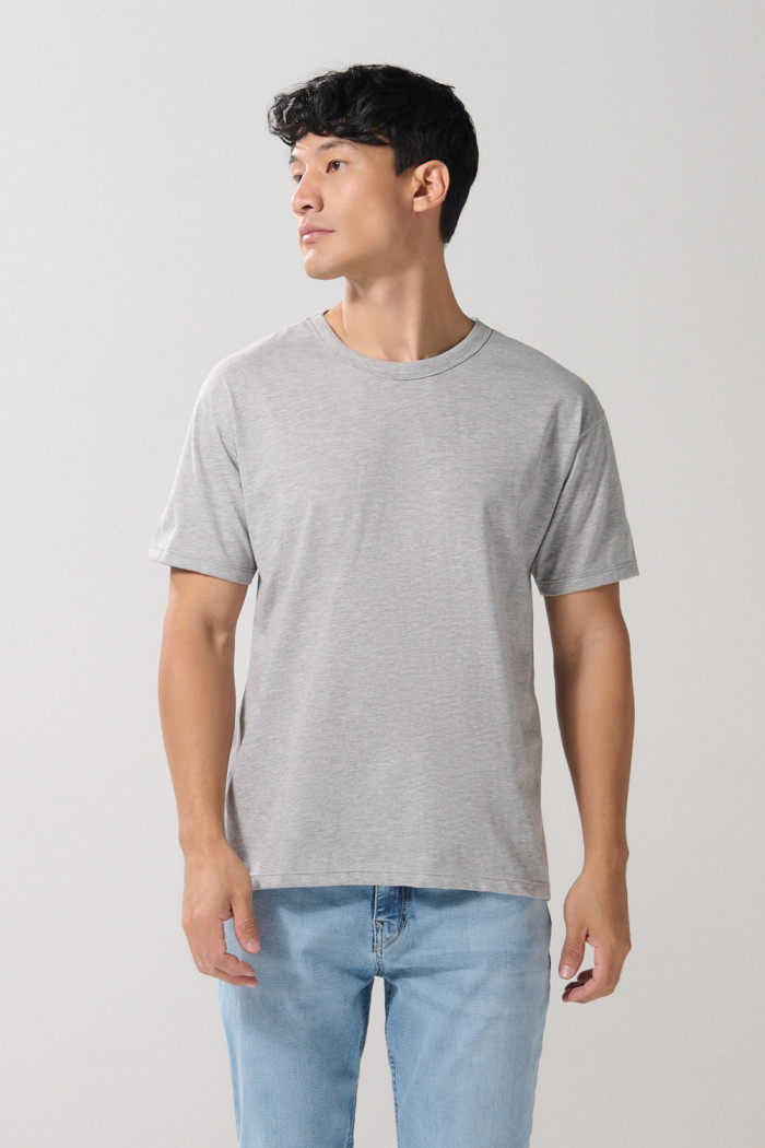 Camiseta gris clara con manga corta y hombro rodado