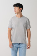 Camiseta gris clara con manga corta y hombro rodado