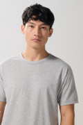 Camiseta gris clara con manga corta y hombro rodado