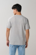 Camiseta gris clara con manga corta y hombro rodado