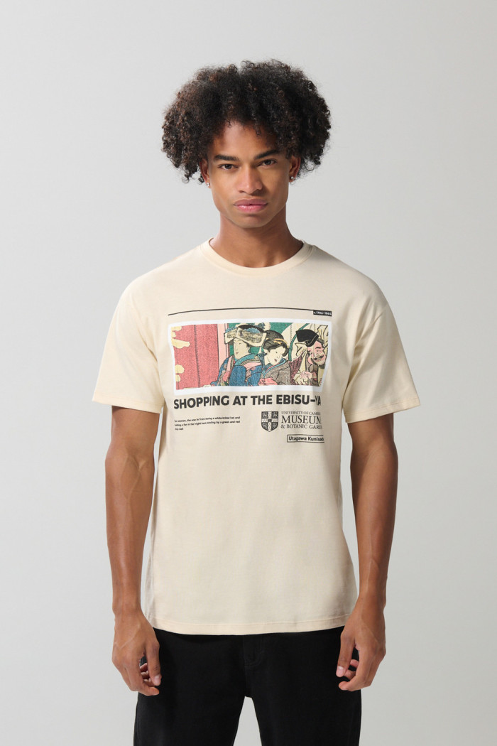 Camiseta kaki manga corta con diseño artístico de Cambridge
