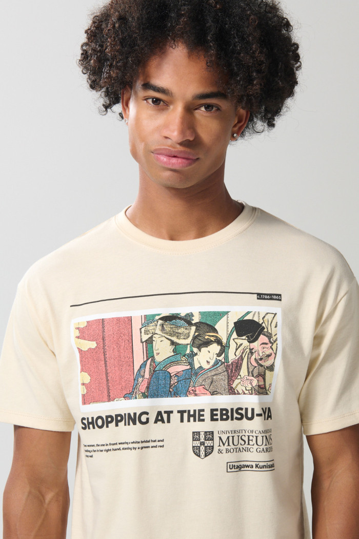 Camiseta kaki manga corta con diseño artístico de Cambridge
