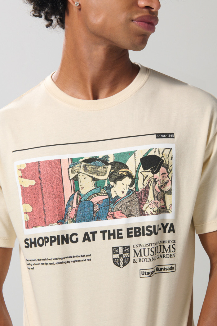 Camiseta kaki manga corta con diseño artístico de Cambridge
