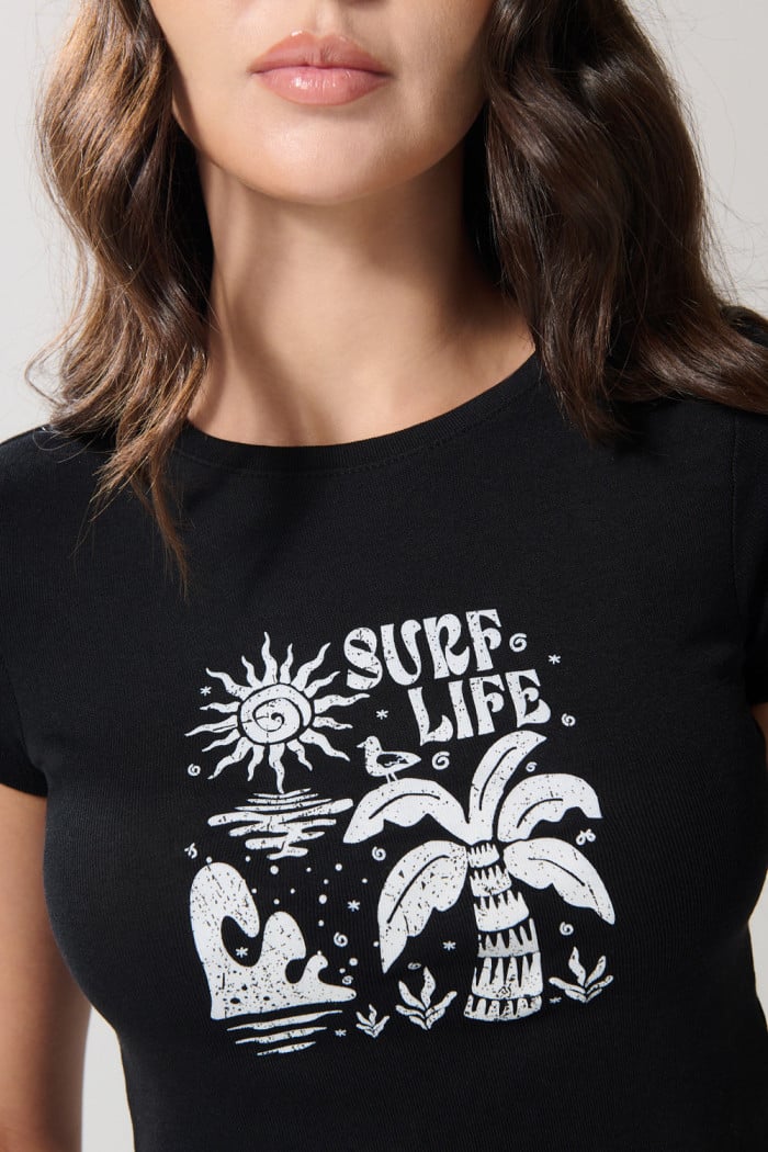 Camiseta en rib unicolor manga corta con diseño de playa
