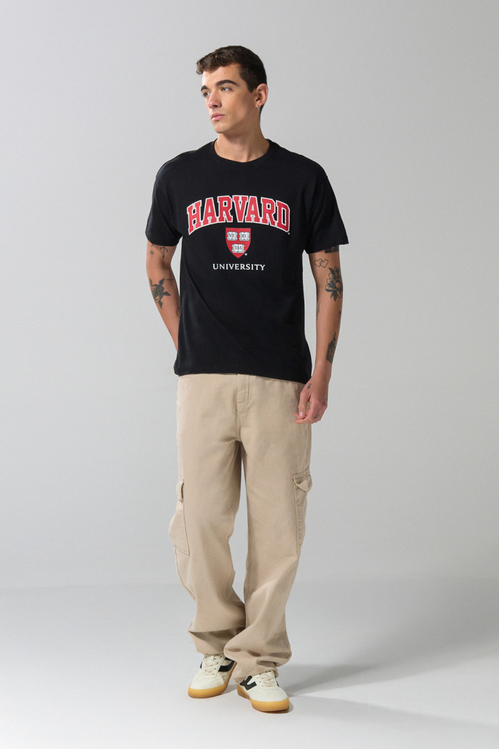 Camiseta negra manga corta con diseño de Harvard
