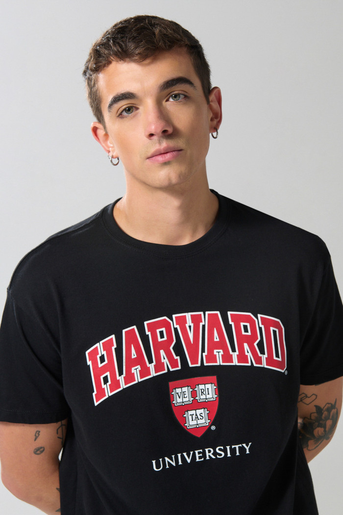 Camiseta negra manga corta con diseño de Harvard
