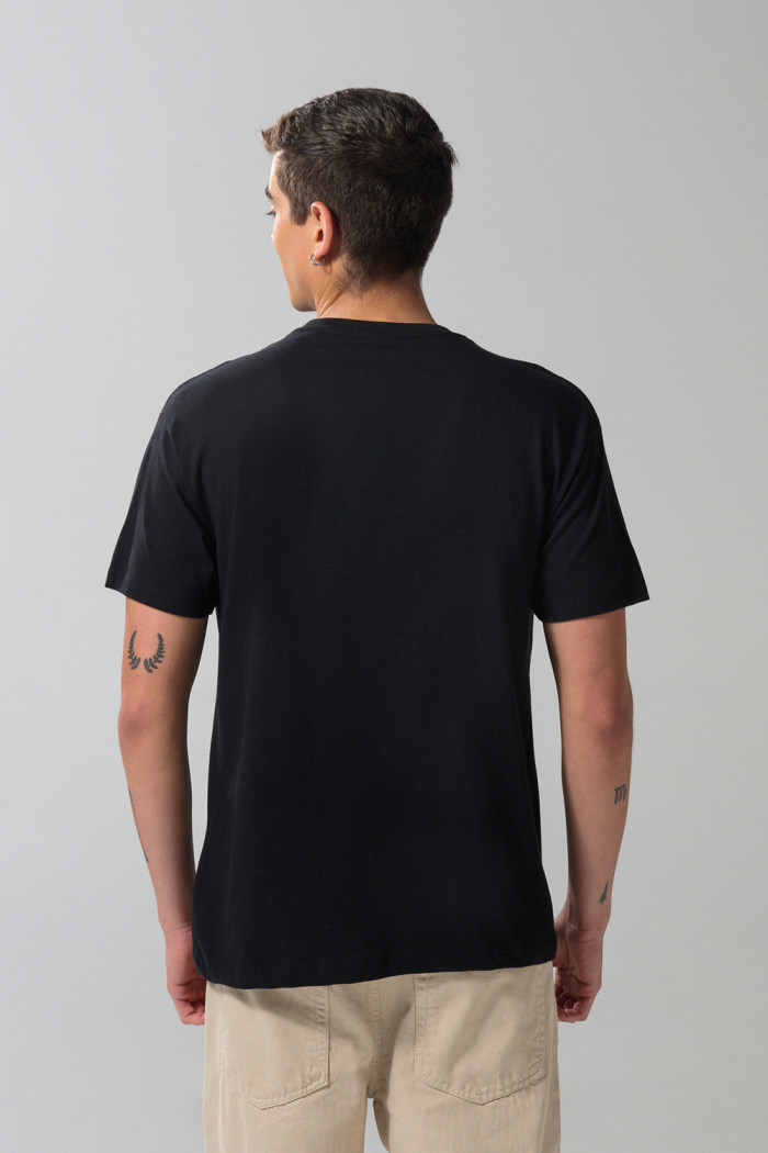 Camiseta negra manga corta con diseño de Harvard
