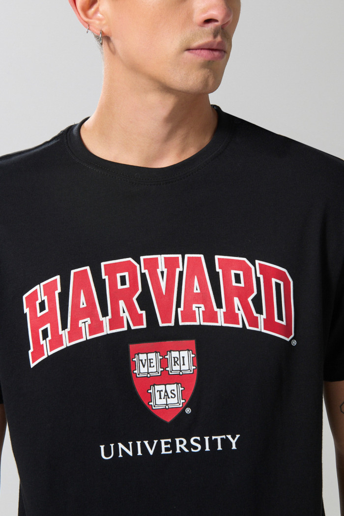 Camiseta negra manga corta con diseño de Harvard
