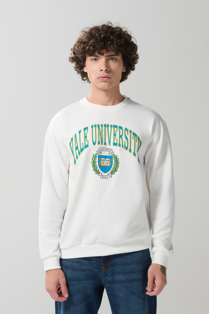Buzo crema claro cuello redondo con arte de Yale
