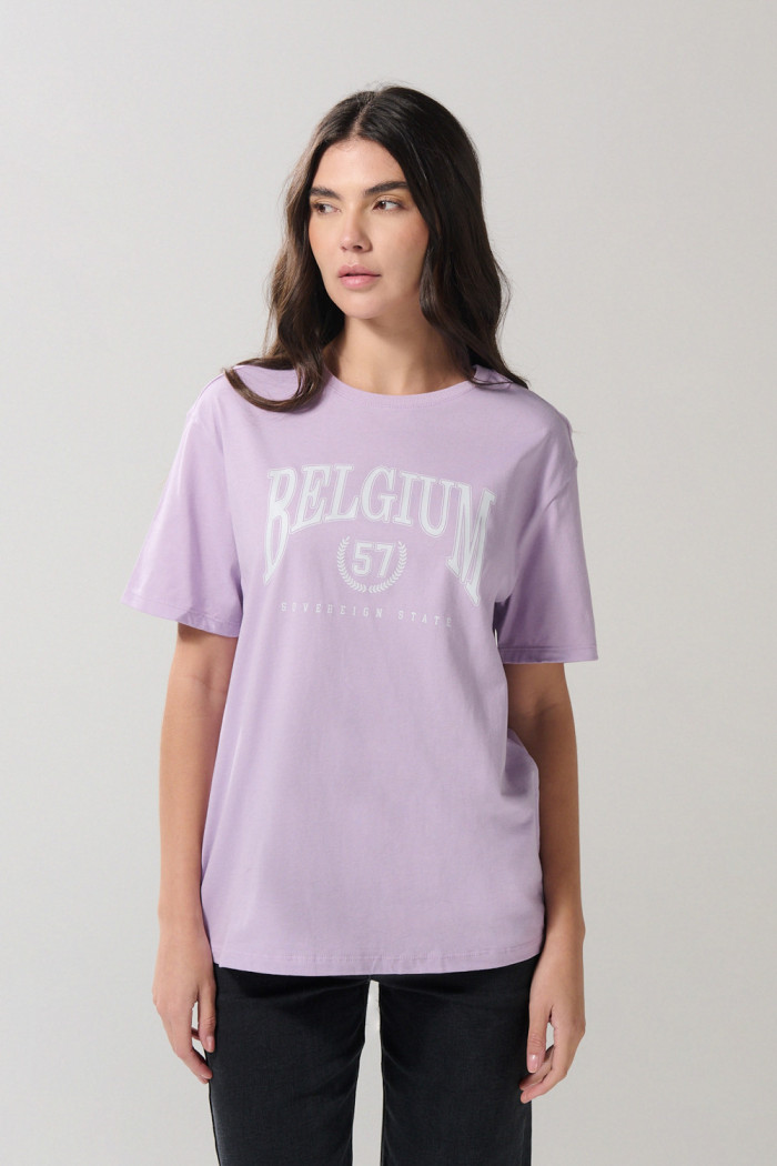 Camiseta lila college manga corta con hombro rodado