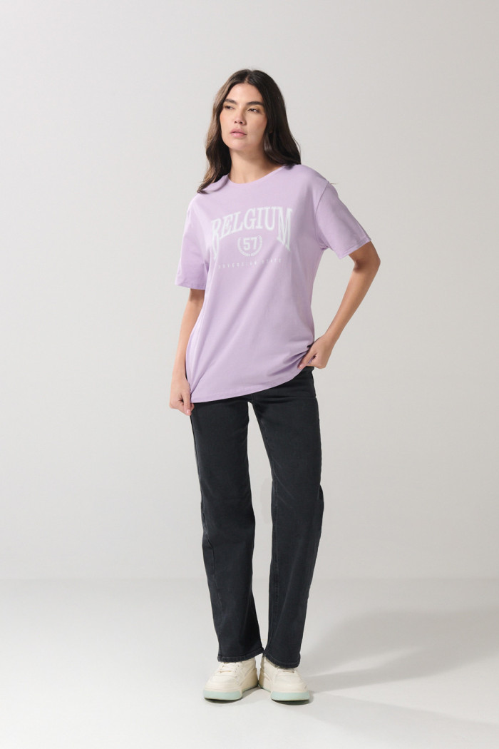 Camiseta lila college manga corta con hombro rodado