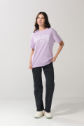 Camiseta lila college manga corta con hombro rodado