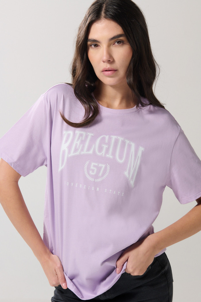 Camiseta lila college manga corta con hombro rodado