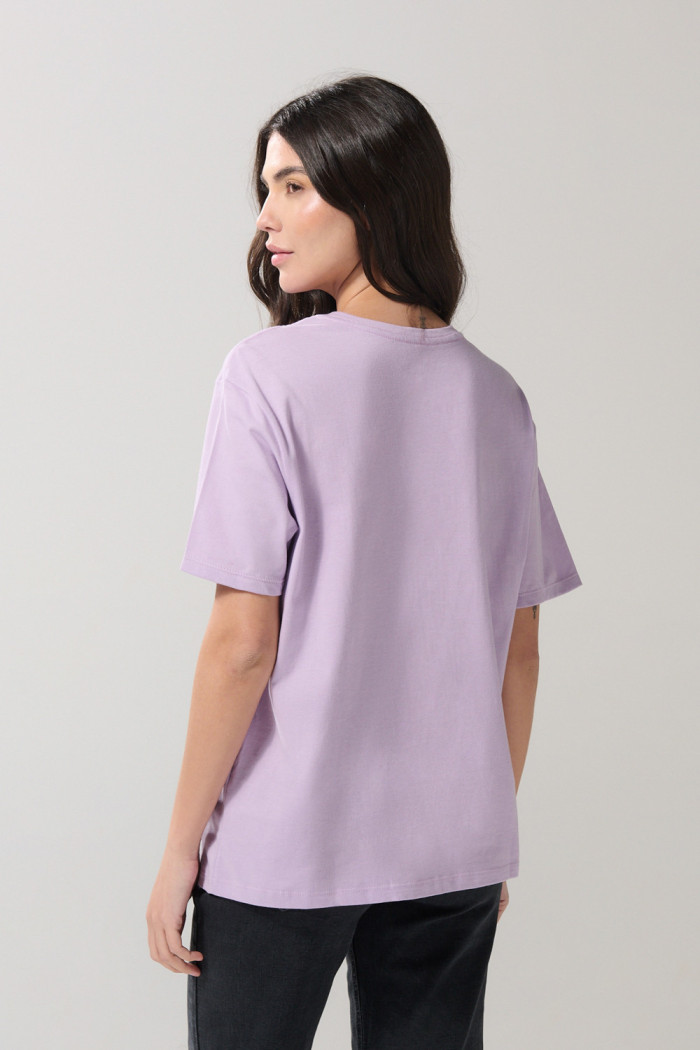 Camiseta lila college manga corta con hombro rodado