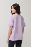 Camiseta lila college manga corta con hombro rodado