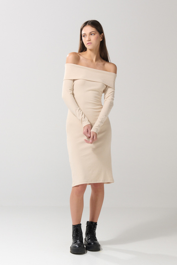 Vestido largo unicolor ajustado con escote bandeja