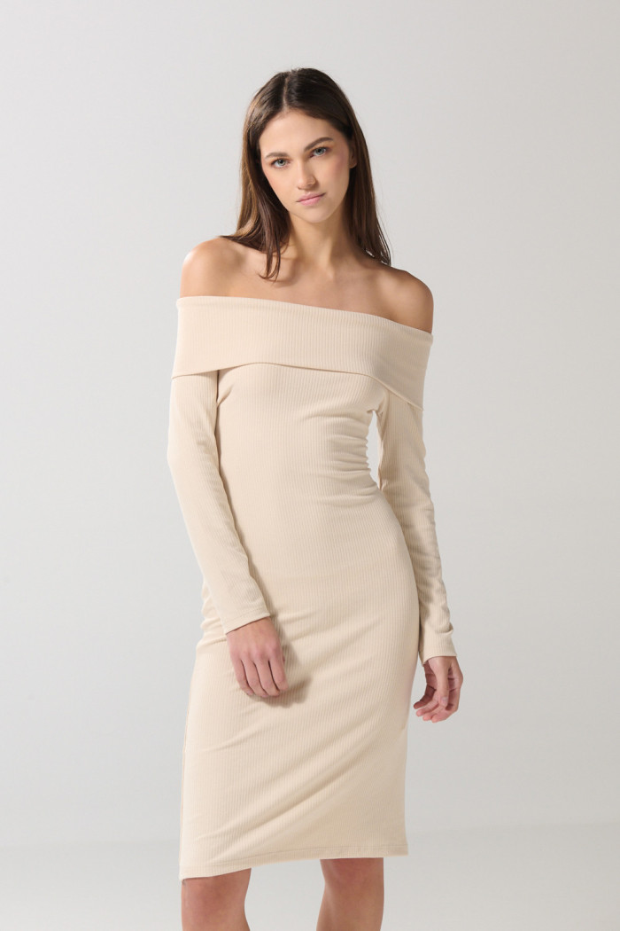 Vestido largo unicolor ajustado con escote bandeja