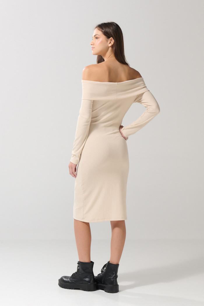 Vestido largo unicolor ajustado con escote bandeja