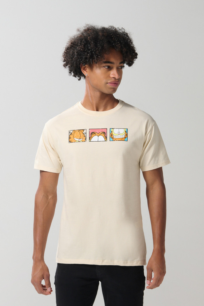 Camiseta kaki clara cuello redondo con arte de Garfield
