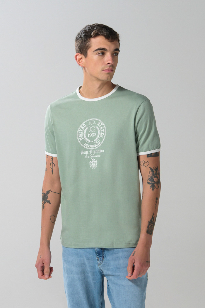 Camiseta college verde clara con manga corta y contrastes