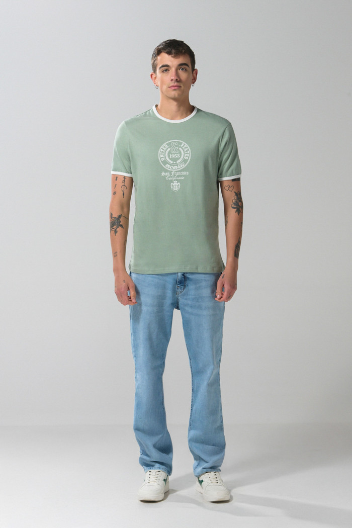 Camiseta college verde clara con manga corta y contrastes