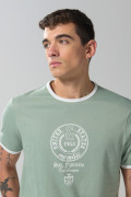 Camiseta college verde clara con manga corta y contrastes