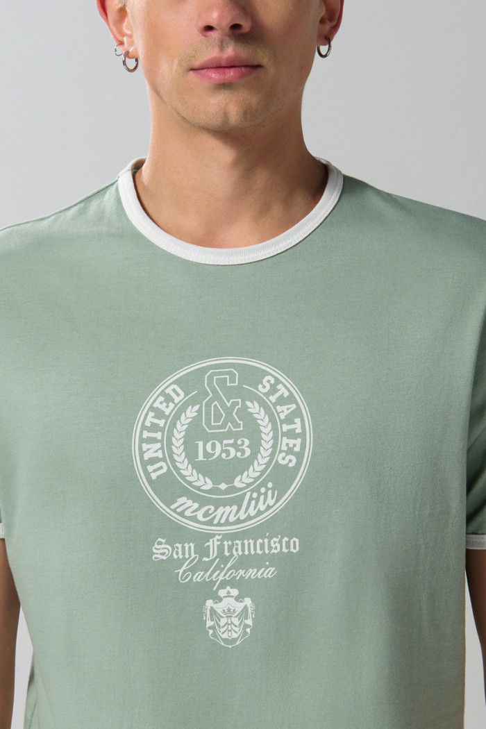 Camiseta college verde clara con manga corta y contrastes