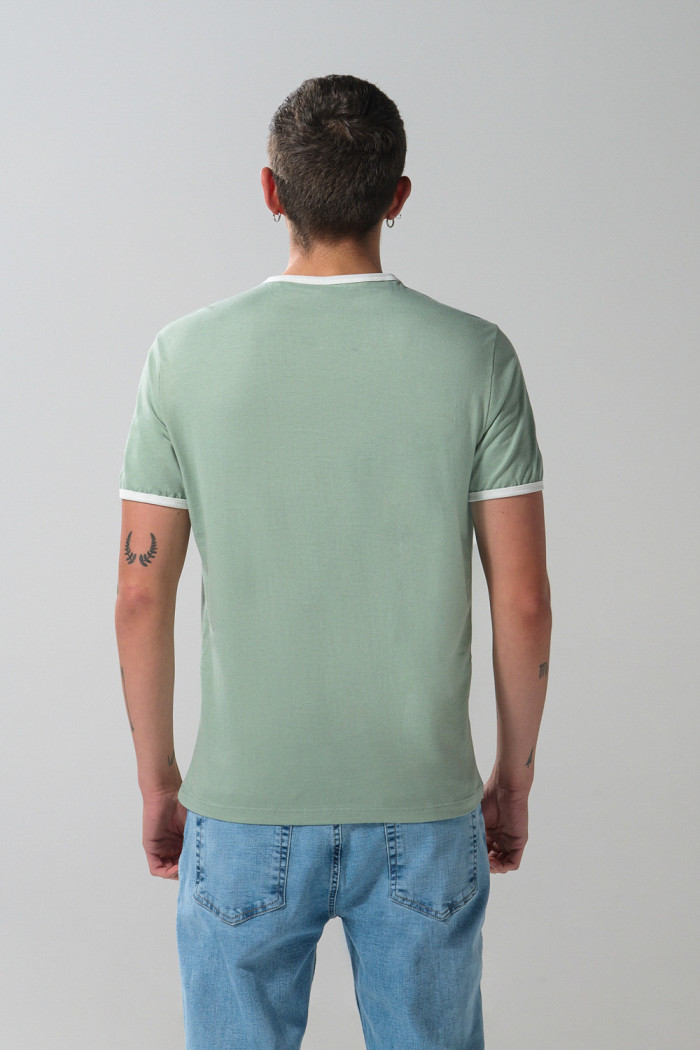 Camiseta college verde clara con manga corta y contrastes