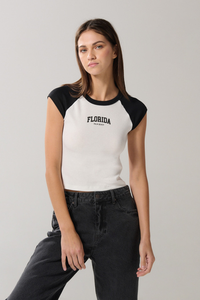 Camiseta crema con manga ranglan corta y arte college