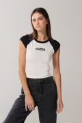 Camiseta crema con manga ranglan corta y arte college