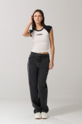 Camiseta crema con manga ranglan corta y arte college